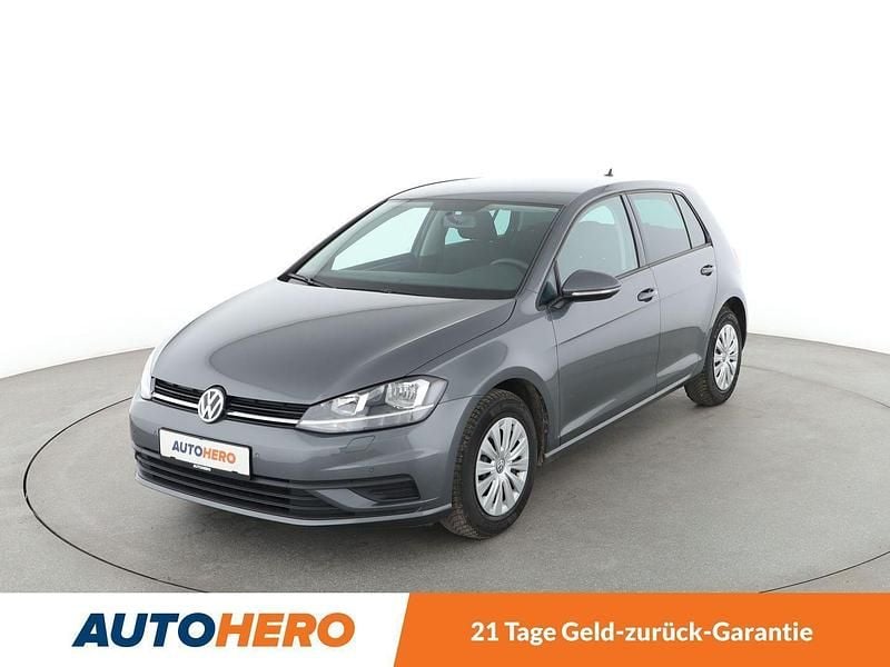 Grau Gebraucht 2018 VW Golf VII Trendline Limousine | 15.430 € (Fairer Preis) - Bild 1/3