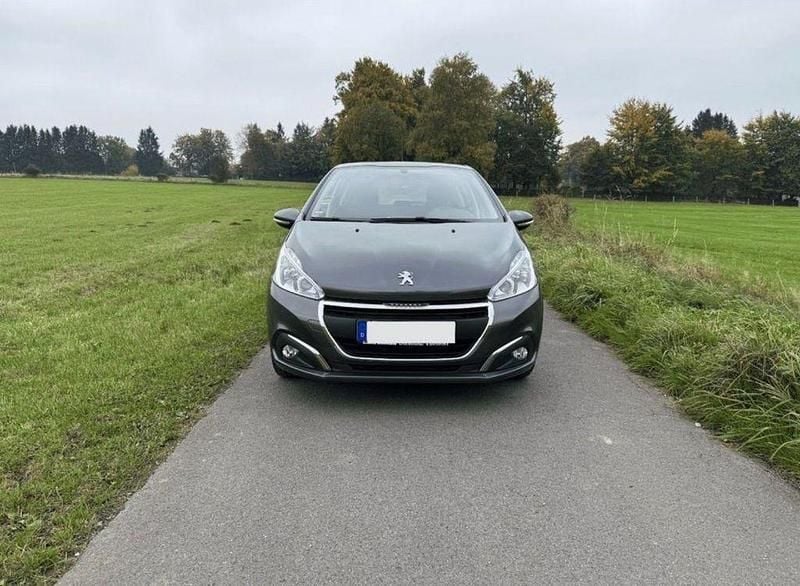 Silber Gebraucht 2018 Peugeot 208 Style Kleinwagen | 6.500 € (Guter Preis) - Bild 1/4