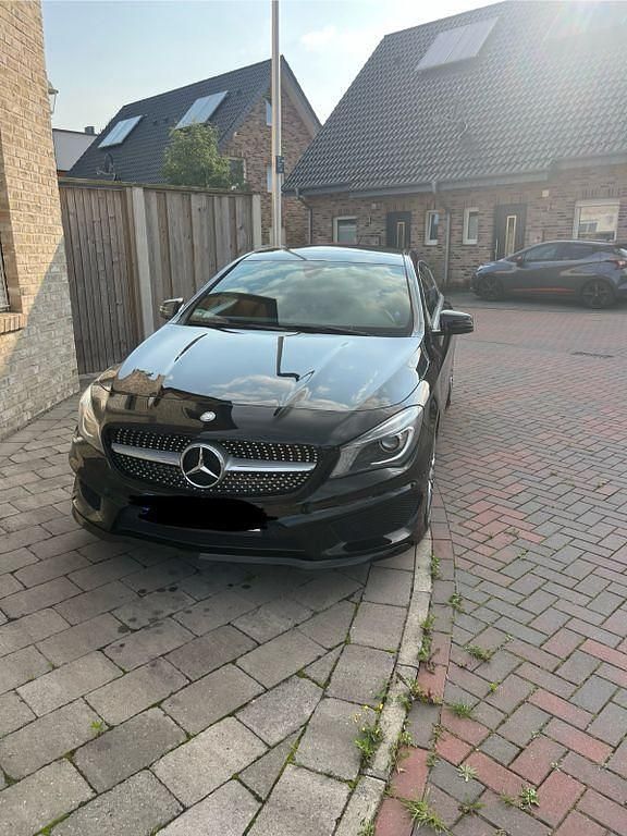 Schwarz Gebraucht 2015 Mercedes CLA180 Shooting Brake AMG line Kombi | 13.300 € (Guter Preis) - Bild 1/4