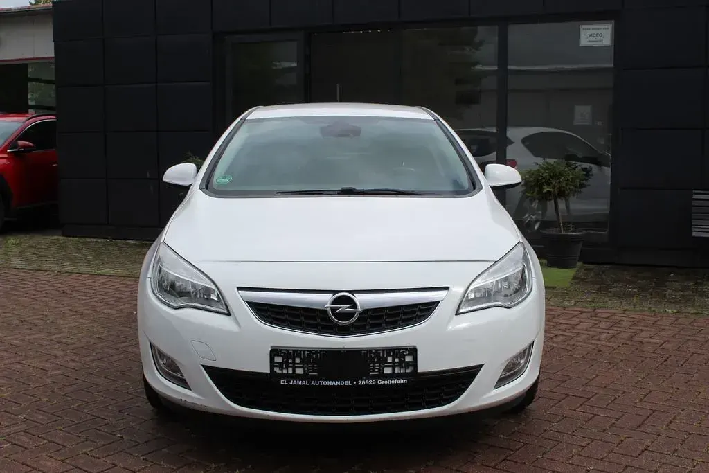 Gebraucht Opel Astra Edition 101 PS (74 kW) 2012 Weiß Limousine