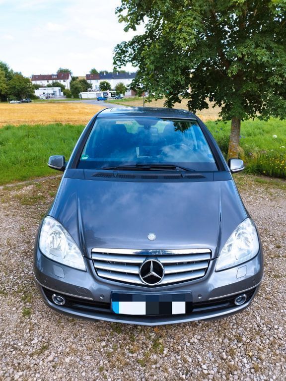 Grau Gebraucht 2009 Mercedes A160 Limousine | 5.590 € (Fairer Preis) - Bild 1/4
