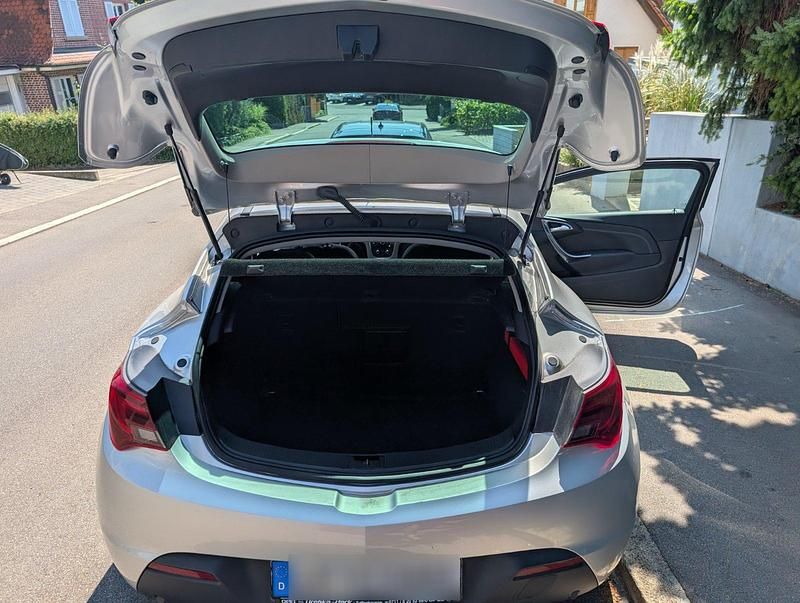 Gebraucht Opel Astra GTC 179 PS (131 kW) 2011 Silber Coupé