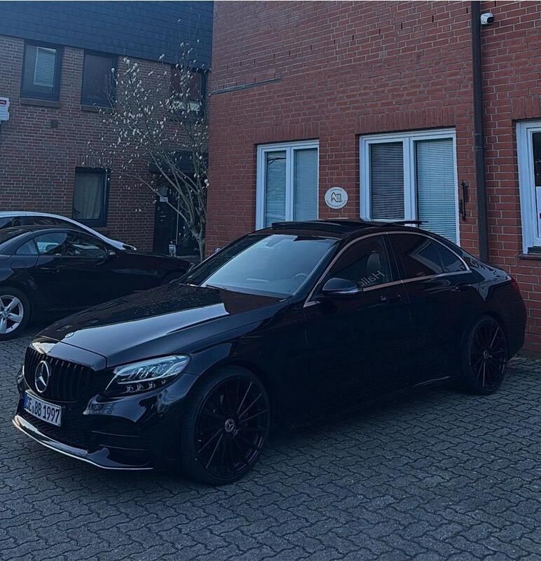 Schwarz Gebraucht 2019 Mercedes C200 AMG line Limousine | 27.200 € - Bild 1/4