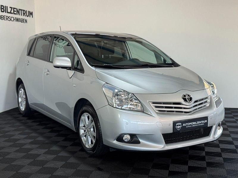 Gebraucht Toyota Verso 126 PS (92 kW) 2012 Silber Van / Kleinbus
