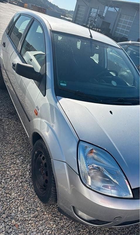 Second-hand Ford Fiesta 69 CP (50 kW) 2005 Argintiu Hatchback