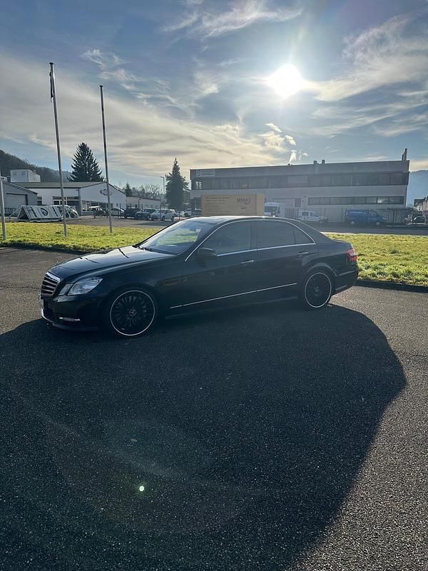 Gebraucht Mercedes E500 408 PS (300 kW) 2012 Schwarz Limousine