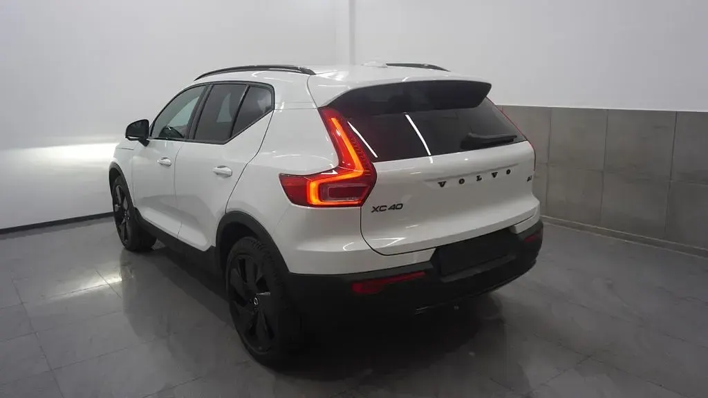 Gebraucht Volvo XC40 Plus 197 PS (144 kW) 2025 Weiß SUV
