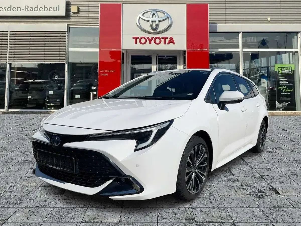 Gebraucht Toyota Corolla Team 140 PS (102 kW) 2023 Super white 2 Kombi