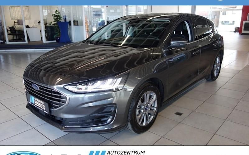 Grau Gebraucht 2023 Ford Focus Titanium Limousine | 21.479 € (Fairer Preis) - Bild 1/4