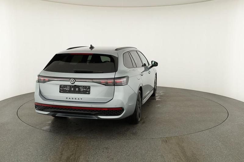 Gebraucht VW Passat R-line 193 PS (141 kW) 2026 Oyster silver metallic Kombi