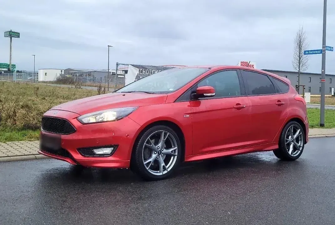 Używany Ford Focus ST-Line 182 KM (133 kW) 2018 Czerwony Sedan/Limuzyna