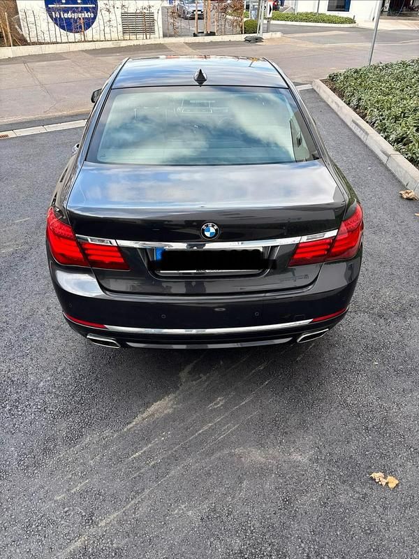 Gebraucht BMW 740 313 PS (230 kW) 2013 Grau Limousine