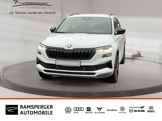 Weiß (moonweiß perleffekt) Neu 2025 Skoda Karoq SportLine SUV | 35.890 € (Fairer Preis) - Bild 1/4