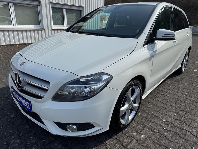 Gebraucht Mercedes B180 122 PS (89 kW) 2012 Weiß Van / Kleinbus
