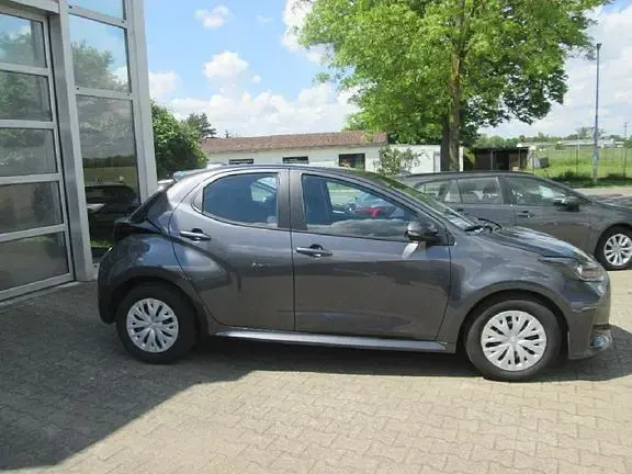 Gebraucht Toyota Yaris Basis 72 PS (52 kW) 2023 Marlingrau metallic Kleinwagen
