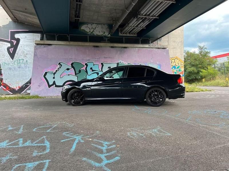 Gebraucht BMW 318 143 PS (105 kW) 2011 Schwarz Limousine