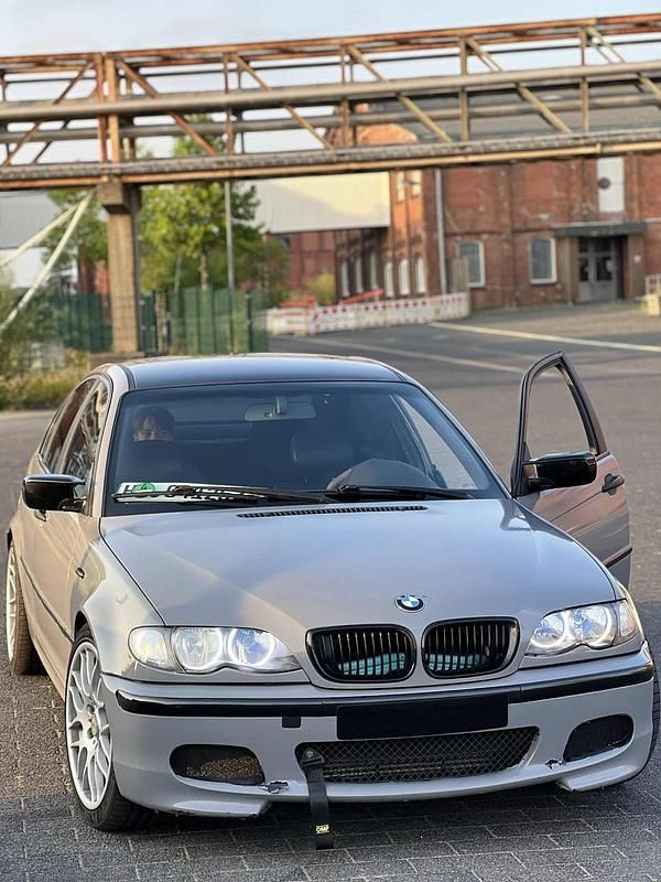 Grau Gebraucht 2002 BMW 320 Limousine | 2.000 € (Guter Preis) - Bild 1/4