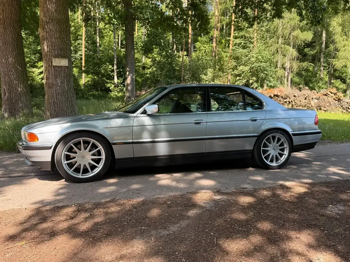 Gebraucht BMW 750 326 PS (239 kW) 1997 Silber Limousine