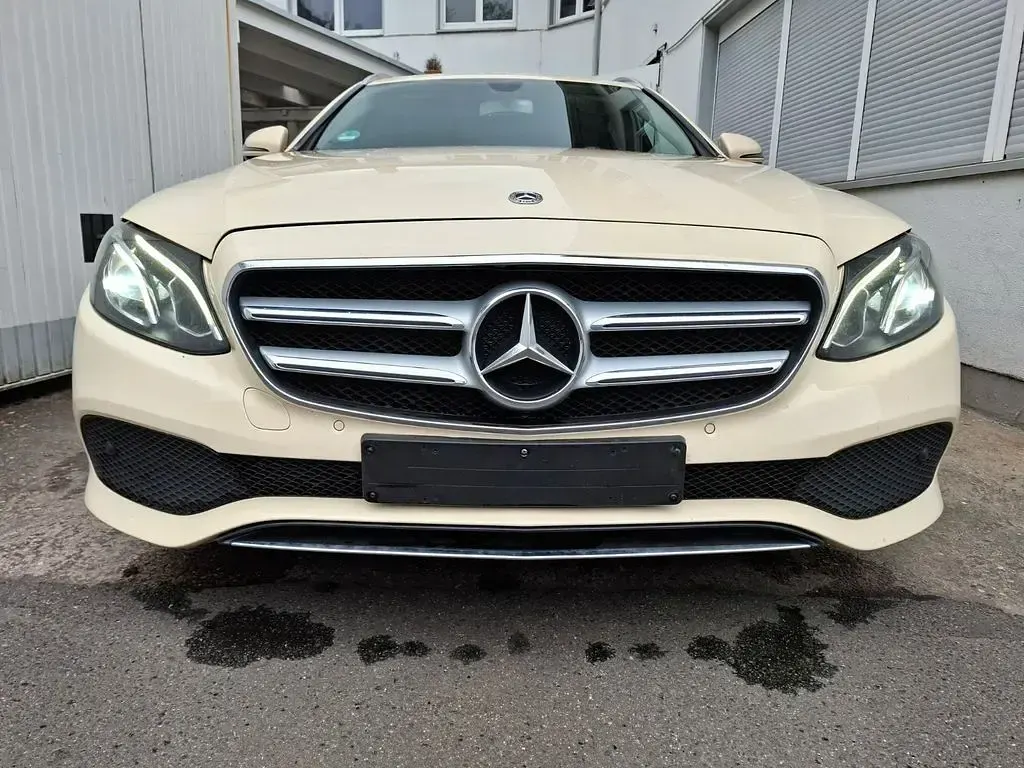 Usado Mercedes E220 Avantgarde 194 CV (142 kW) 2018 Beige Berlina