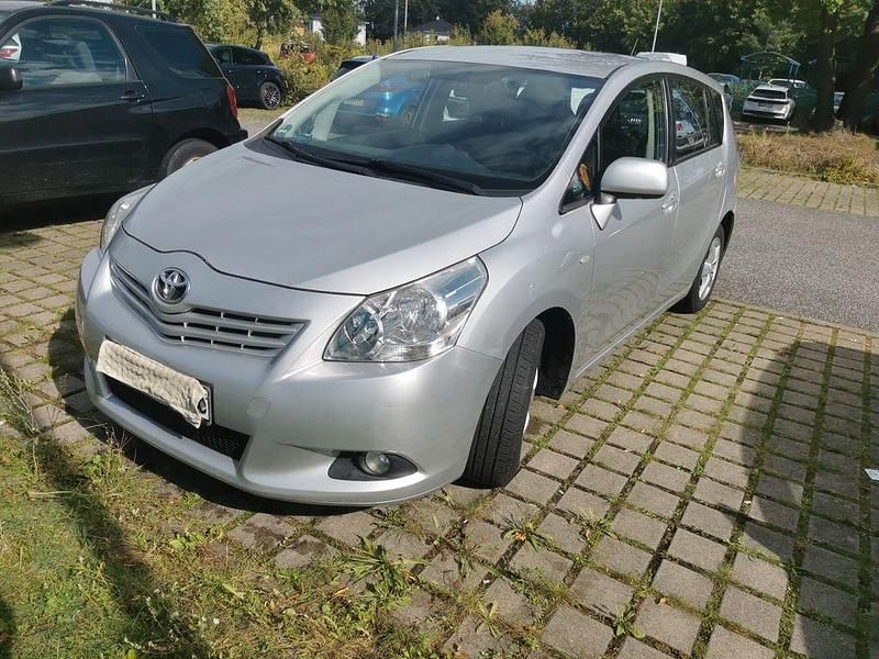 Silber Gebraucht 2009 Toyota Verso Van / Kleinbus | 6.500 € (Fairer Preis) - Bild 1/4