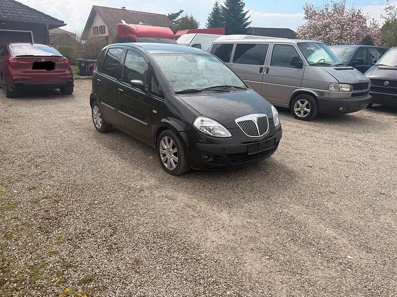 Usata Lancia Musa 101 CV (74 kW) 2005 Marrone Monovolume