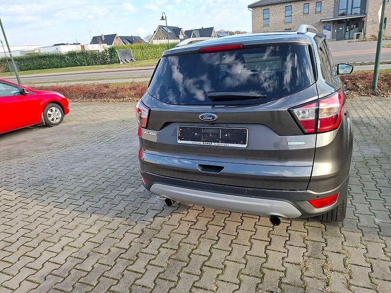 Gebraucht Ford Kuga Titanium 182 PS (133 kW) 2017 Grau SUV