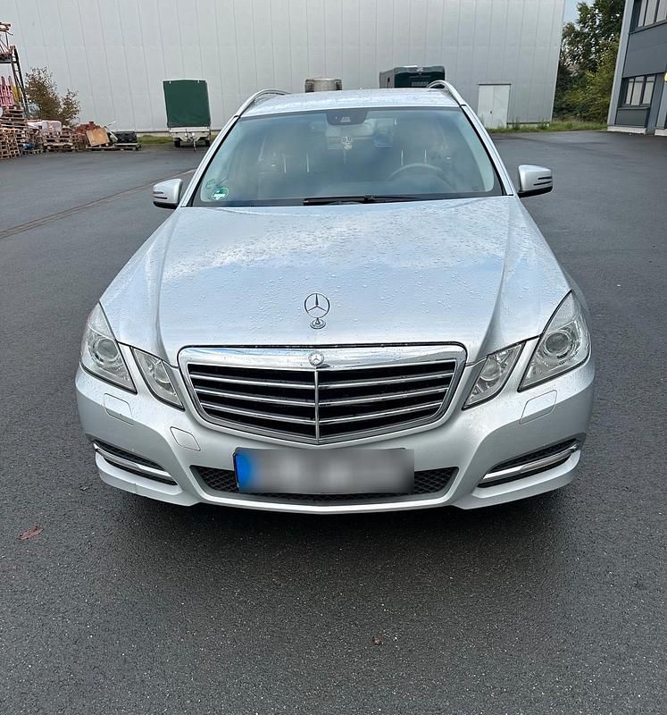 Grau Gebraucht 2011 Mercedes E300 Kombi | 8.500 € (Guter Preis) - Bild 1/4