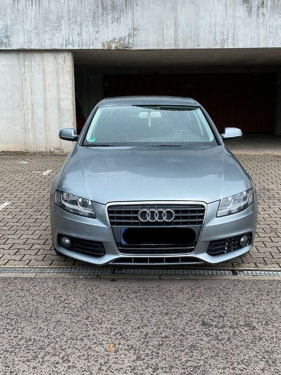 Grau Gebraucht 2010 Audi A4 Ambiente Limousine | 3.649 € (Superpreis) - Bild 1/4