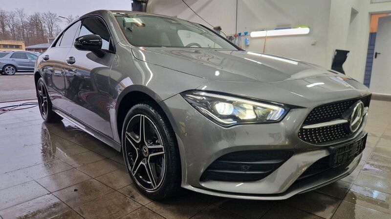 Mountaingrau met. Gebraucht 2023 Mercedes CLA250e AMG Limousine | 35.899 € (Fairer Preis) - Bild 1/4