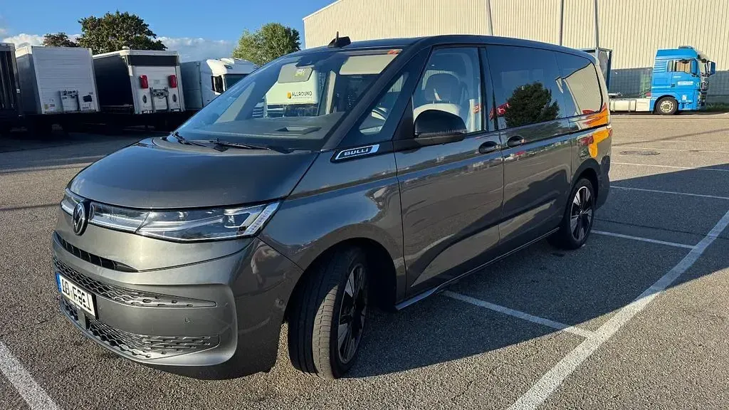 Second-hand VW Multivan Life 204 CP (150 kW) 2023 Gri Monovolum