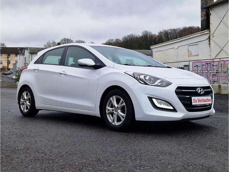 Gebraucht Hyundai i30 Trend 101 PS (74 kW) 2016 Polar white / sol Kleinwagen