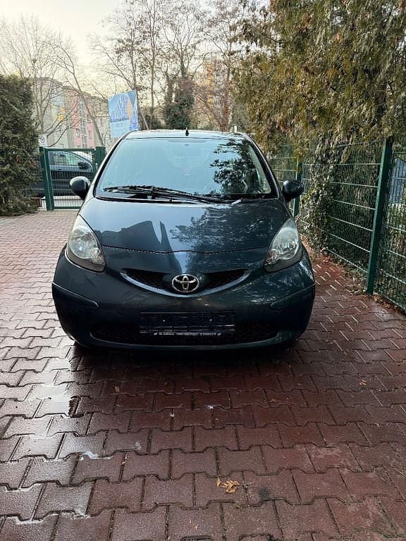 Grau Gebraucht 2009 Toyota Aygo Basis Kleinwagen | 3.700 € (Fairer Preis) - Bild 1/4