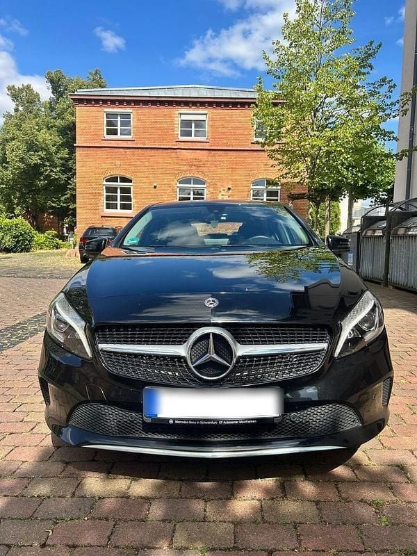 Schwarz Gebraucht 2018 Mercedes A180 Limousine | 17.599 € (Guter Preis) - Bild 1/4