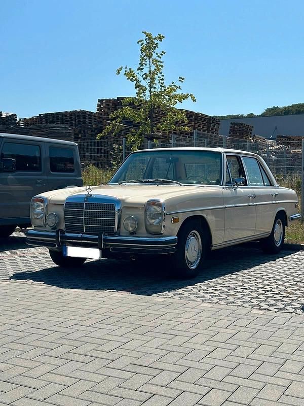 Beige Gebraucht 1973 Mercedes W114 Limousine | 16.000 € - Bild 1/1