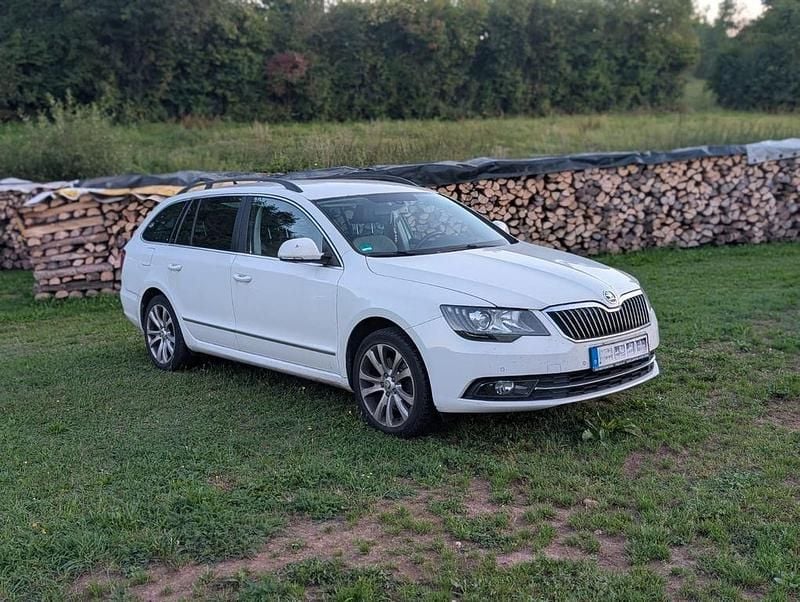 Weiß Gebraucht 2013 Skoda Superb Limousine | 8.555 € (Guter Preis) - Bild 1/4