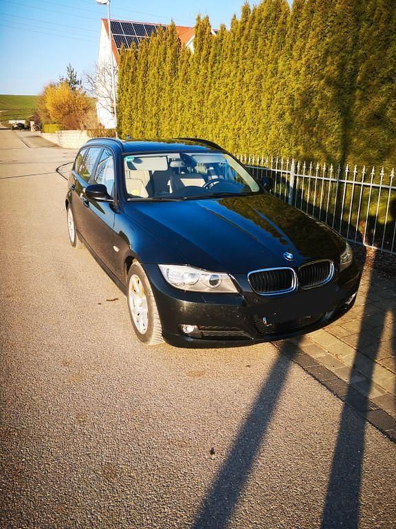 Gebraucht BMW 320 184 PS (135 kW) 2010 Schwarz Kombi