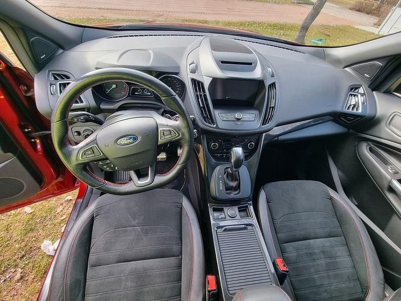 Gebraucht Ford Kuga ST-Line 179 PS (131 kW) 2019 Rot SUV