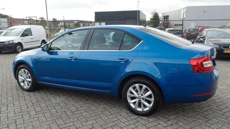 Blau Gebraucht 2018 Skoda Octavia Clever Limousine | 8.900 € (Guter Preis) - Bild 1/4