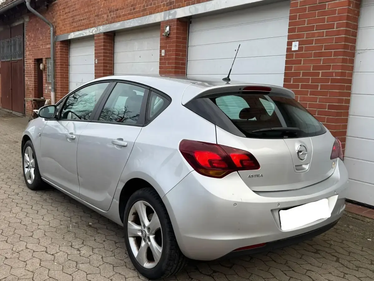 Usata Opel Astra 2011 Argento Berlina