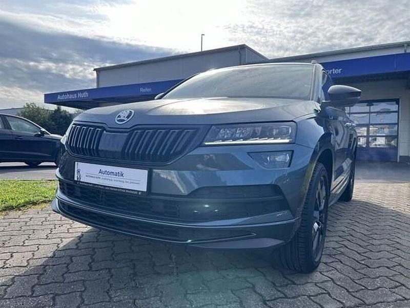 Grau Gebraucht 2019 Skoda Karoq SportLine SUV | 27.990 € (Teuer) - Bild 1/4