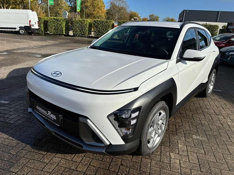 Atlas white Neu 2025 Hyundai Kona Select SUV | 28.490 € (Fairer Preis) - Bild 1/4