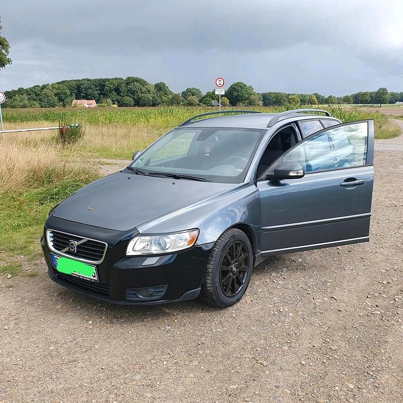 Grau Gebraucht 2010 Volvo V50 Kombi | 1.990 € (Fairer Preis) - Bild 1/4