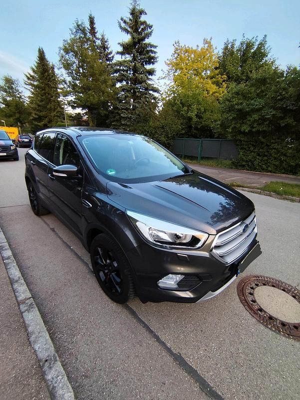 Grau Gebraucht 2019 Ford Kuga SUV | 12.400 € (Superpreis) - Bild 1/4