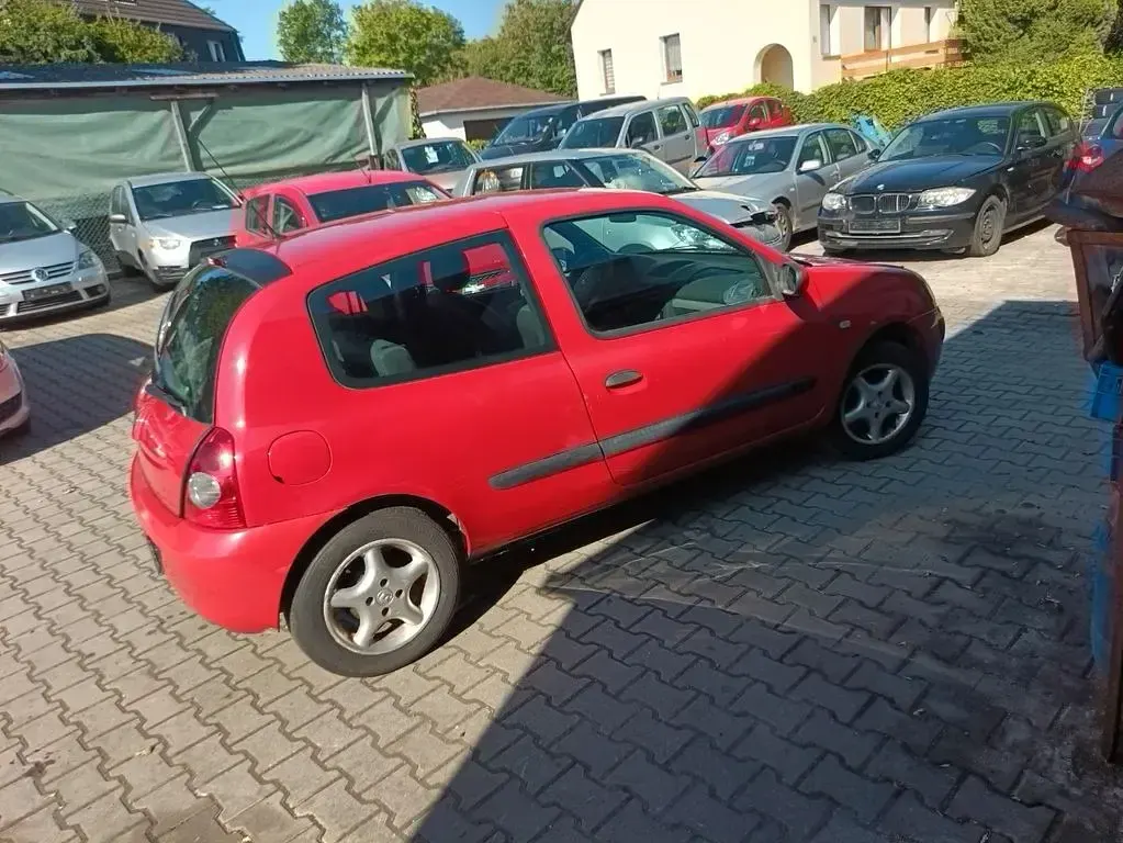 Używany Renault Clio II 58 KM (42 kW) 2010 Czerwony Sedan/Limuzyna