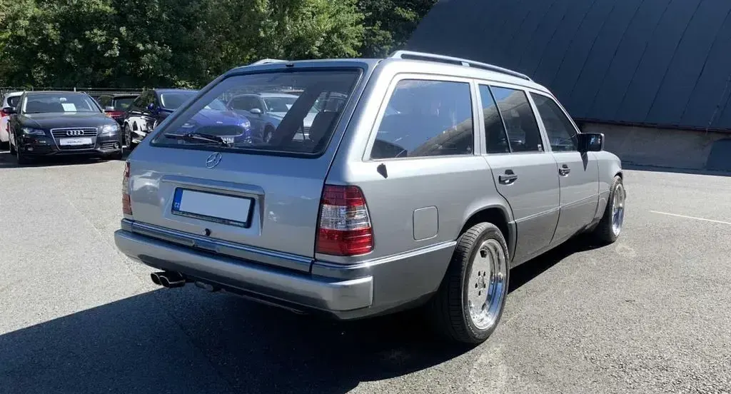 Gebraucht Mercedes 300 Sportline 150 PS (110 kW) 1995 Silber Limousine
