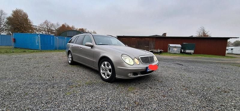 Silber Gebraucht 2003 Mercedes E200 Kombi | 2.350 € - Bild 1/4