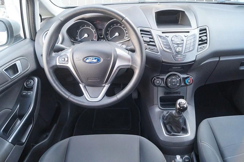 Gebraucht Ford Fiesta Trend 82 PS (60 kW) 2015 Silber Kleinwagen