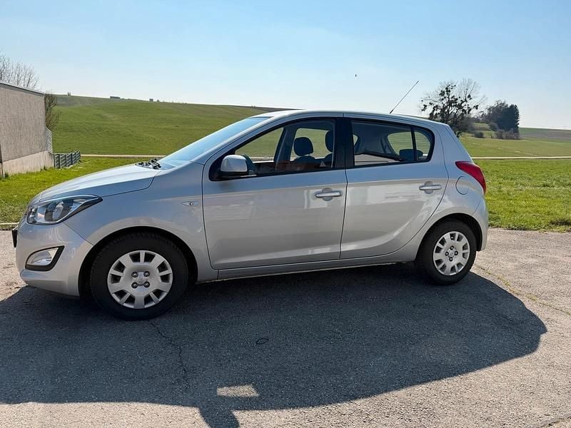 Gebraucht Hyundai i20 86 PS (63 kW) 2013 Silber Kleinwagen