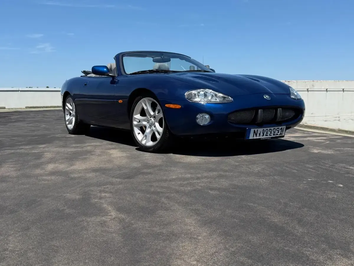 Gebraucht Jaguar XKR 363 PS (266 kW) 2002 Blau Cabrio