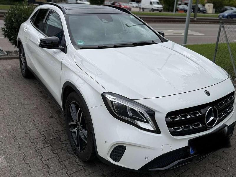 Weiß Gebraucht 2019 Mercedes GLA180 SUV | 20.000 € (Etwas zu teuer) - Bild 1/4